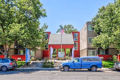 $1,200 / 450ft2 - Black Appliance Package, Dishwasher, BBQ/Picnic Area (3285 Clover Way, Reno, NV)63682291900803123