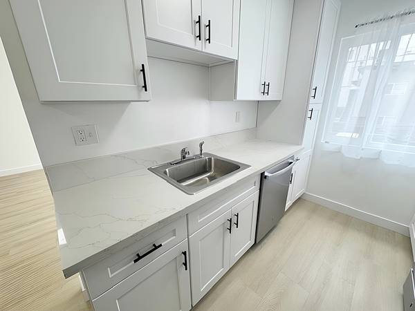 $2,095 / 1br - 825 N Harvard Blvd. #8-Top Floor, New Renovation, Spacious! (East Hollywood)63774527532163123