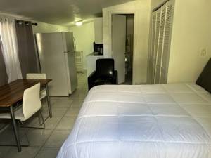 $1,300 / 1br - 600ft2 - Furnished Clean  safe area , Walk to shops (hollywood)64002011768451120