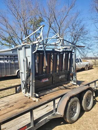 Heavy duty squeeze chute 1