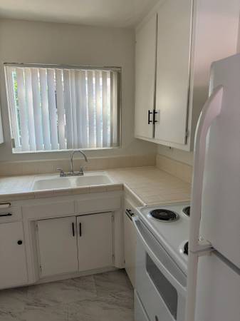 $1,550 / 600ft2 - LARGE SINGLE UNIT IN A QUIET NEIGHBORHOOD (CANOGA PARK)63774460934017123