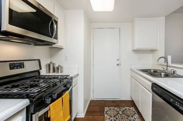 $2,209 / 1br - 624ft2 - 1/BD, Located in Santa Clarita, Garages Available (Santa Clarita)63662653647745124