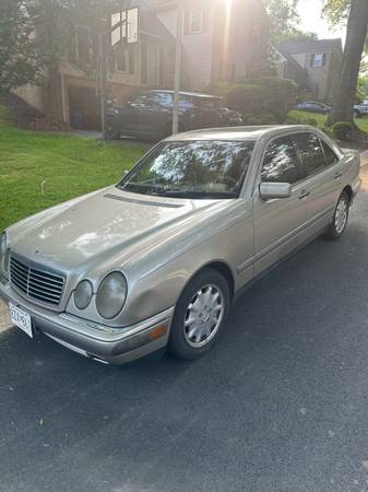 Mercedes e300D del '97 (no turbo) con llantas adicionales - $1.00063435103838595122
