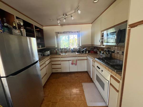 $971 One room in sunny, spacious East Oakland house available Oct 1st (oakland east)63850428153347124