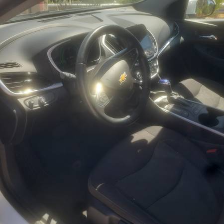 2017 Chevy Volt - Blanco - 74k millas - Muy bueno - $11,999 (Glendale, Pasadena, Valle de San Gabriel)63615999718531123