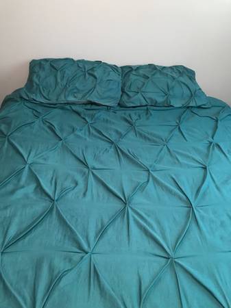 Queen comforter and two pillow shams 1