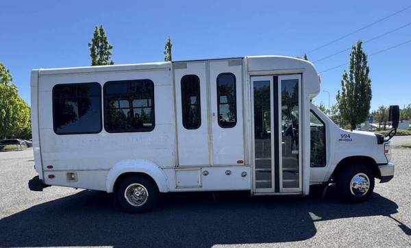 Autobús Ford E450 de 15 pasajeros de 2013 con elevador para silla de ruedas, solo 38 mil millas - $22,90063442068135427121