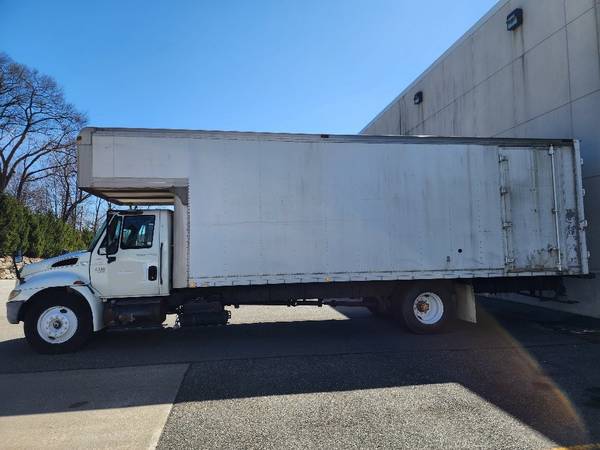26ft Non CDL Automatic International 4300 Box Truck with A/C 1