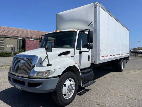 2011 INTERNATIONAL 4300 DE 25 PIES CON PLATAFORMA ELEVADORA **CUMPLE CON CALIFORNIA** - $19,500 (SAN FRANCISCO)63612925400065120