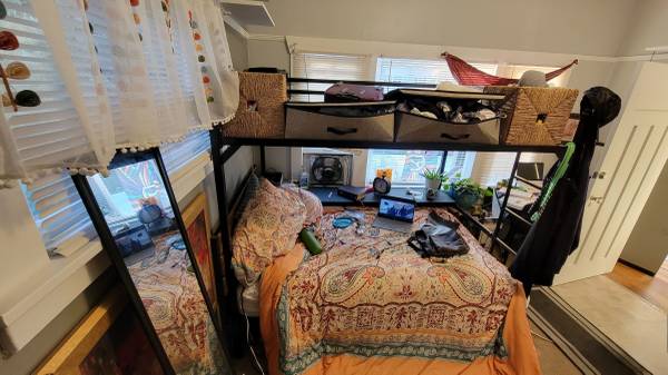 $750 / 210ft2 - Compañero de cuarto en West Seattle, ¡debe amar gallinas! Suite de 1 dormitorio, baño privado. (West Seattle Junction)63814761273731121