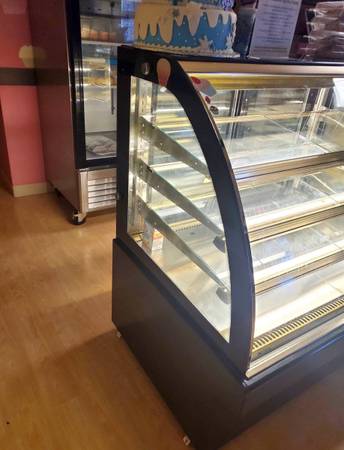 Leader Refrigerated Cake Display Case 1