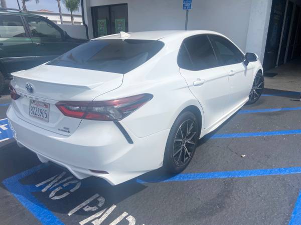 2022 TOYOTA CAMRY HÍBRIDO SE - $22,995 (2082 s e bristol st ste 1 newport beach)63495886745729122