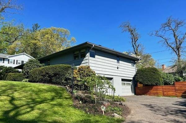 $2,300 / 2br - 1540ft2 - Thoughtful updates blend beautifully with original details (Holyoke)64017048450307122