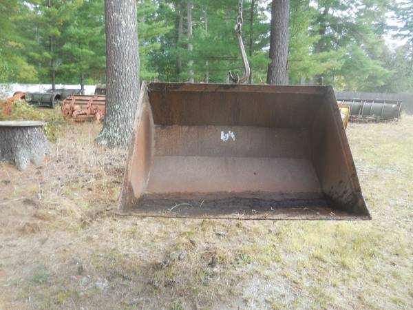 Cat telehandler bucket with Cat coupler 1