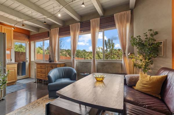 $1,900 / 1br - 500ft2 - Tranquilo, elegante, casita amueblada, todos los servicios incluidos, vistas a la montaña (Santa Fe, Sol Y Lomas / Hospital St. Vincent)63659849835905122