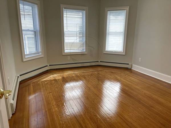 $1,250 / 5br - Rooms available with Private Bath, quick walk to Tufts & Davis Square (Somerville, Davis Square, Tufts, Red Line)63996546504194123