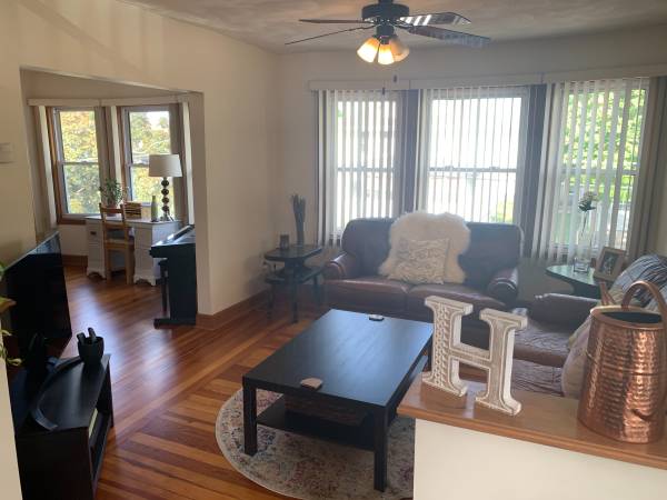 $2,750 / 2br - 2 BR plus Bonus room- minutes from T (Wellington)63690755351171124