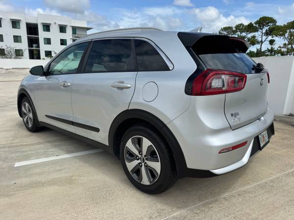 KIA NIRO HYBRID / LOW MILES - $10,500 (Boca Raton)63469735102977123