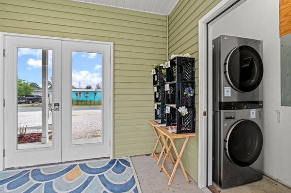 $400 / 1br - 800ft2 - 1 b.. 1 bth, all bills paid and furnished. please see referral service63910445950850120