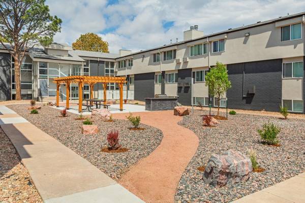 $1,095 / 2br - 800ft2 - Controlled Access, Courtyard, Storage Space, On-site laundry facility63658196605059121
