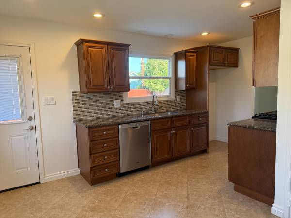 $4,585 / 3br - Casa en Midtown con amplio patio cercado (Ventura)63668253374849124