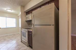 $1,800 / 2br - FAST APPROVAL.. NO ASSOCIATION.. UPDATED CONDO...GATED (TAMARAC)63983675651459124