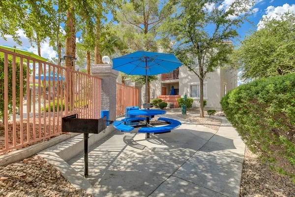 $1,399 / 2br - 1075ft2 - Crown Molding, Soaker Tub, 2/bd 2/ba (4700 W Rochelle Ave, Las Vegas, NV)63859496713857121