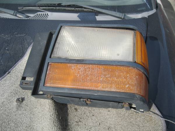 91-94 EXPLORER RANGER BLACK TRIM HEAD LIGHT ASSY 1