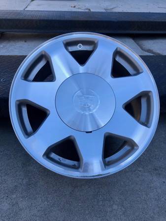 CADILLAC ESCALADE 17" ALLOY WHEELS 1