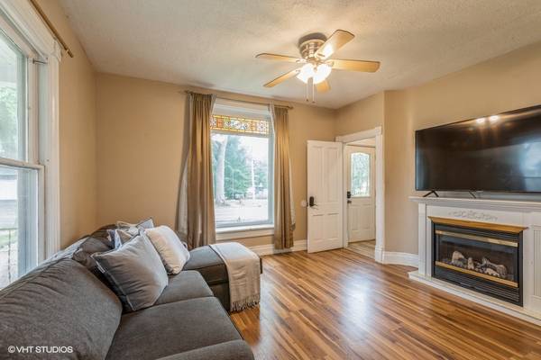 $1,350 / 1br - 1 Bedroom/ 1 bath Private Apartment + Bonus Room (Carpentersville)64041811027459121
