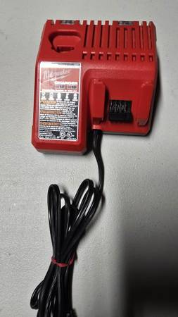 Cargador de baterías multi-voltaje Milwaukee M12 y M18, 48-59-1812. - $20 (San José)63471453588737122