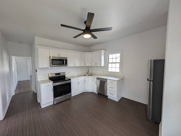 $2300.00 / 3br - 1000ft2 - 27 Darina Place, 2nd Floor64010332712833121