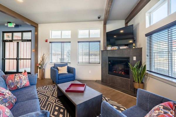 Spanish Speaking Staff, Large Closets, Pool 1