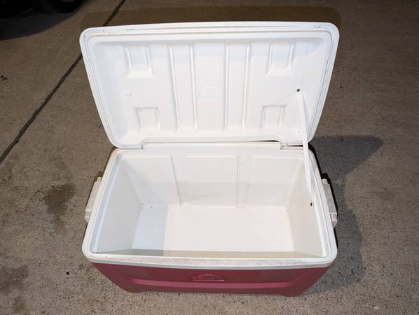 Igloo Red Medium Portable Hard Side Cooler Ice Chest 1