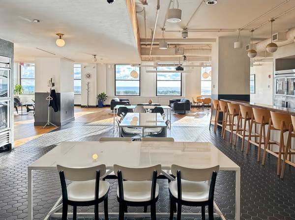 $229 Coworking AVAILABLE right in front of Grant Park! Call/Text for info! (Chicago)64041644112771124