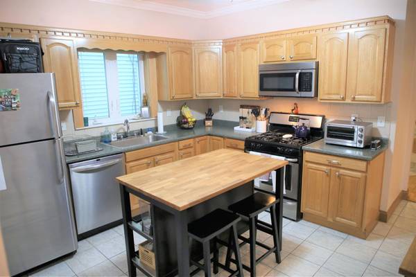 $2,800 / 2br - 1000ft2 - Modern kitchen | Central AC | spacious unit w/ Living, Dining, EIK (Medford \ Magoun Sq. \ Winter Hill)63856446836353120
