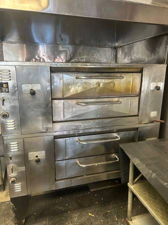 BAKERS PRIDE 4 PIE NAT GAS PIZZA OVEN 1