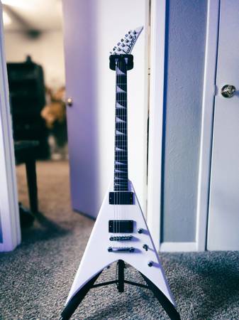 Jackson King V w/ active pickups EMG 81 and 85’s 1