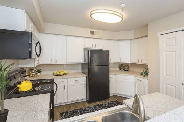 $1,620 / 2br - 1043ft2 - Amplia habitación de 2 dormitorios/2 baños $750 de descuento en el monto total de ingreso (Cimmaron Hills)63686832537089120