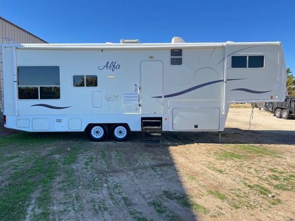 2005 Alpha fifth wheel 1