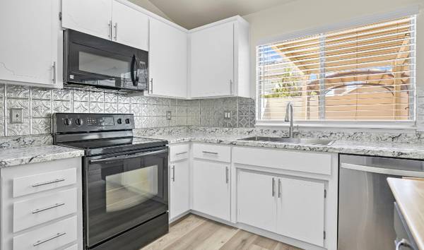 $2200.00 / 2br - 1169ft2 - Rare Gem near shopping and Freeway access63970306215426122