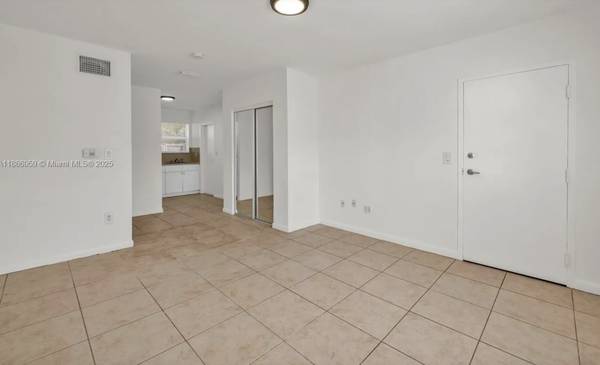 $1,500 $1500/month spacious studio close to the Design District, Miami Shores (Miami Shores)64002012166785123