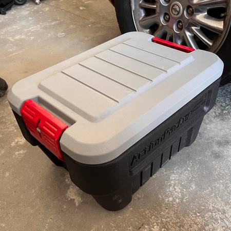 Rubbermaid Tote 1