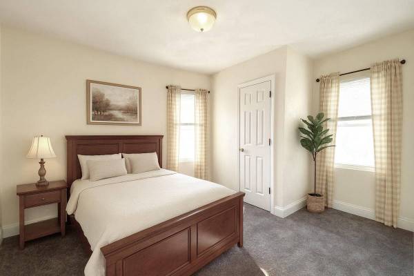 $3,300 / 3br - TOP FLOOR SUNNY 3 BED W/LAUNDRY IN EVERETT. CLOSE TO BUS/ T/ & BOSTON (EVERETT)63810039670785122