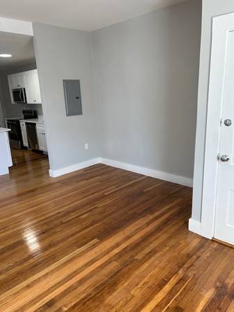 $2,450 / 2br - 900ft2 - Huge sunny 🌞 apt w hardwood floors, modern kitchen, walkable location (Foxboro)63699256633731122