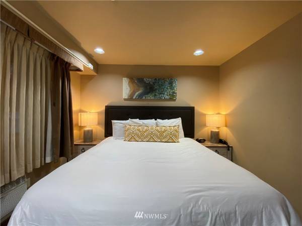 $1900.00 / 1br - 800ft2 - EN ALQUILER|Condominio con Vista al Agua | Totalmente Amueblado |Ubicación Prime en Chelan | P63872312733313122