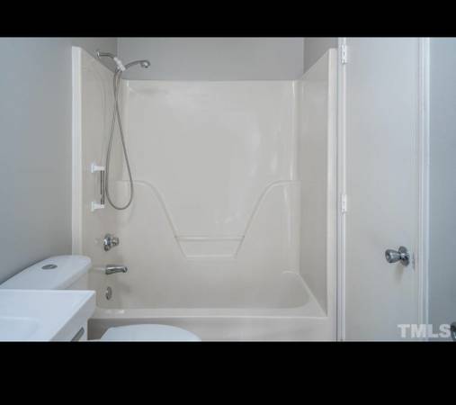 $1000 / 2 habitaciones - Alquiler de habitación principal + baño incluye todos los servicios (límite de Raleigh con Cary)63470393143681122