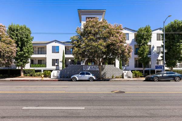 $2,510 / 2br - 945ft2 - Resort-style Living in Canoga Park - 2Bed/2Bath Apartments w/ Parking! (21031 Parthenia St, Canoga Park, CA)63953219880451123