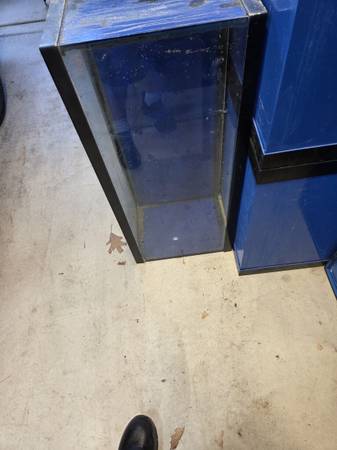 Used 30 gallon aquarium with glass top 1