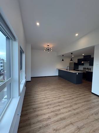 2 Bedroom Apartment - @Venture - Gibsons *TOP FLOOR 3